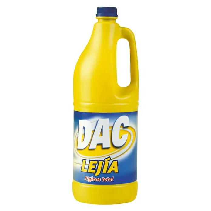 Lejía DAC - 2 l - Botella amarilla de DAC Lejía, un producto de limpieza para higiene total, con tapa y etiqueta azules.