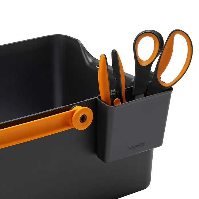 Fiskars Garten-Aufbewahrungsbox für Pflanzgeräte - L x B x H: 35,3 cm x 31,1 mm x 17,4 cm, Kunststoff - Eine Nahaufnahme eines schwarzen Fiskars Schneidewerkzeug-Aufbewahrungskastens mit orangefarbenen Akzenten und Gartenscheren.