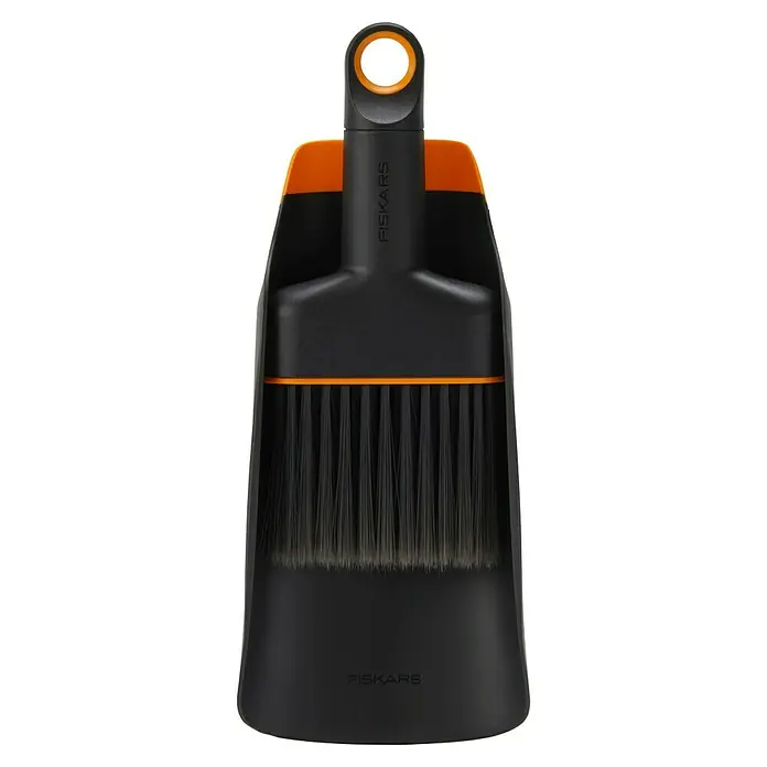 Fiskars Kehrschaufel-Set - Kunststoff - Schwarze Kehrschaufel und Bürste von Fiskars mit orangen Akzenten. Praktisches Reinigungsset für den Haushalt mit integrierter Aufhängung.