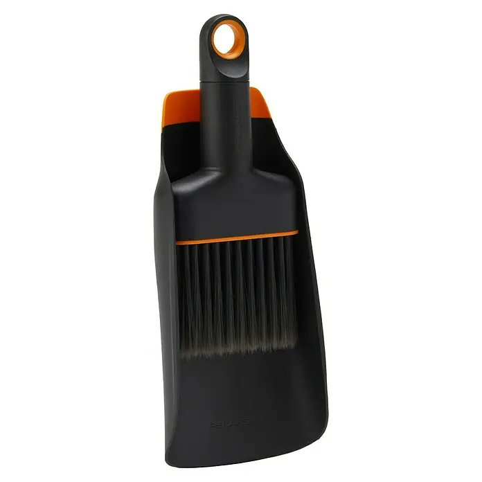 Fiskars Kehrschaufel-Set - Kunststoff - Nahaufnahme einer Fiskars Kehrschaufel mit Handfeger in Schwarz und Orange. Praktisches Set für die schnelle Reinigung im Haus.