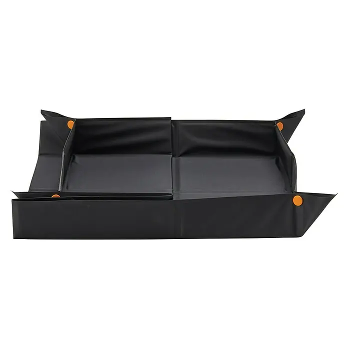 Fiskars Pflanzmatte - 96,8 x 57,8 cm - Hier ist ein ausklappbarer Kofferraum-Organizer mit Fächern. Er hat orangefarbene Druckknöpfe an den Ecken zum Zusammenhalten der Seiten.