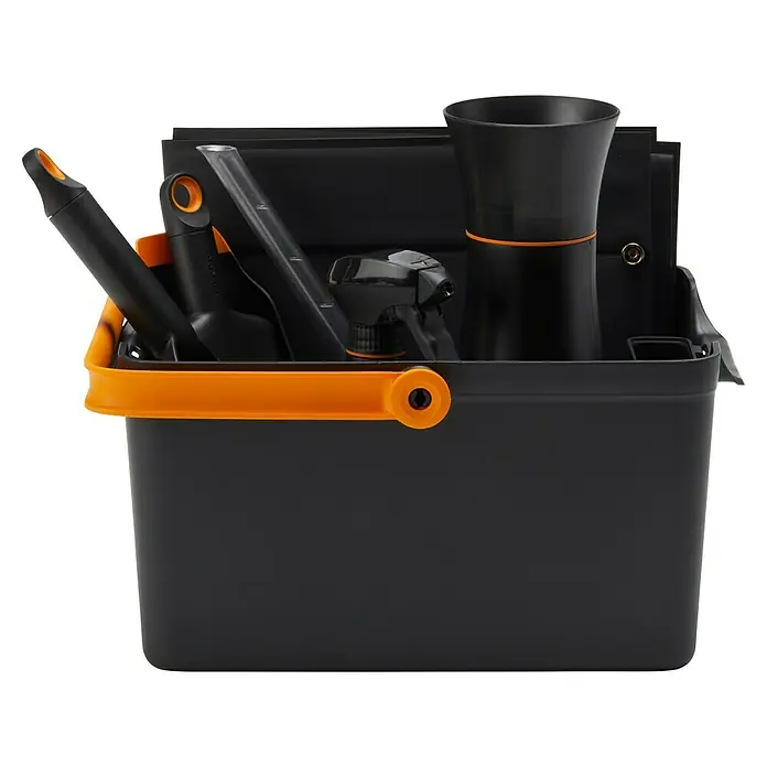 Fiskars Garten-Aufbewahrungsbox für Pflanzgeräte - L x B x H: 35,3 cm x 31,1 mm x 17,4 cm, Kunststoff - Schwarzer Eimer mit orangefarbenen Akzenten und verschiedenen Reinigungsutensilien wie Sprühflasche, Rakel und Bürsten für die Fensterreinigung.