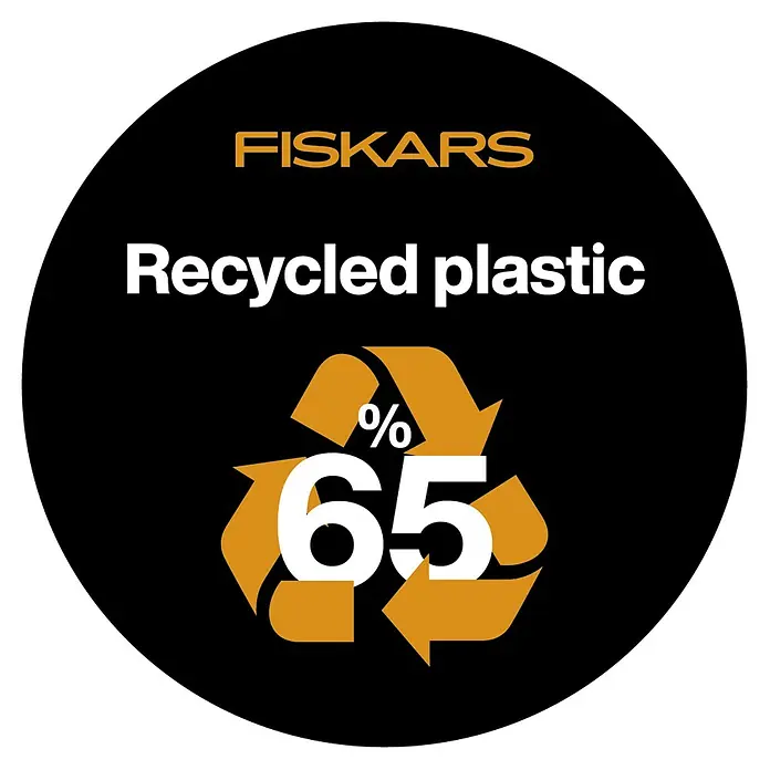 Fiskars Solid Kleinhacke - Arbeitsbreite: 7,4 cm, Blattform: Gerade, Anzahl Zinken: 3 - FISKARS-Logo auf einem Etikett mit der Aufschrift "Recyceltes Plastik 65%".