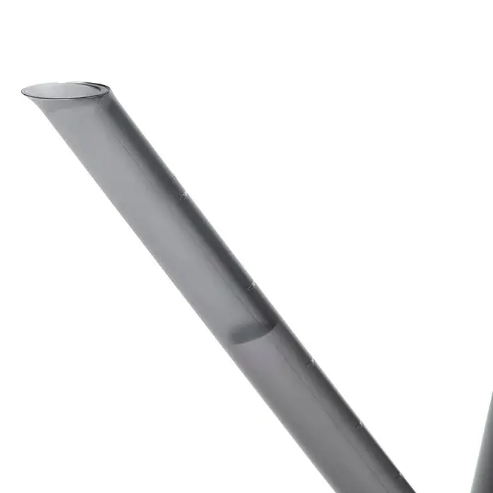 Fiskars Gießkanne - Schwarz, 1,2 l - Nahaufnahme eines grauen, transparenten Teekessel-Ausgusses, der die Form und das Material des Produkts hervorhebt.