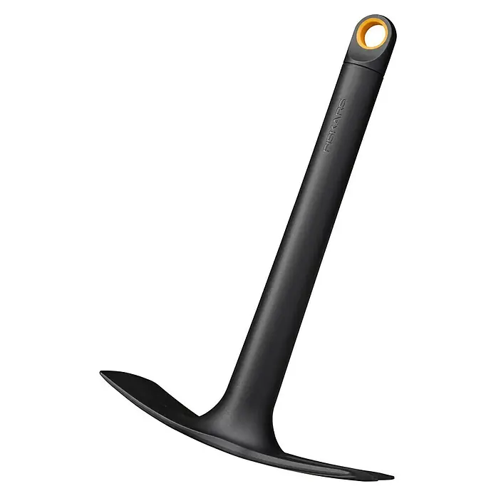 Fiskars Solid Kleinhacke - Arbeitsbreite: 7,4 cm, Blattform: Gerade, Anzahl Zinken: 3 - Nahaufnahme eines Fiskars Unkrautstechers mit schwarzem Griff und orangefarbener Aufhängungsöse, ideal für die Gartenarbeit.