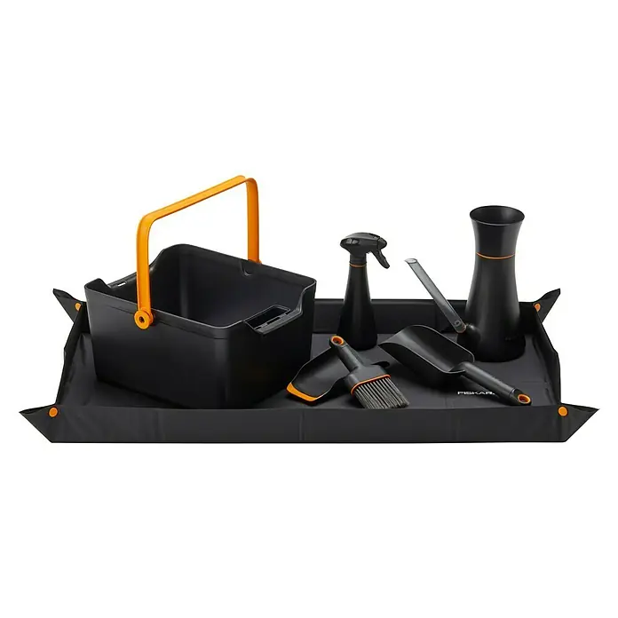 Fiskars Handsprüher - 0,3 l, Schwarz - Schwarzes Fiskars-Gartenset mit Eimer, Sprühflasche, Pflanzkelle, Pflanzgefäß und Bürste auf einer Tablett-Unterlage, ideal für Hobbygärtner.