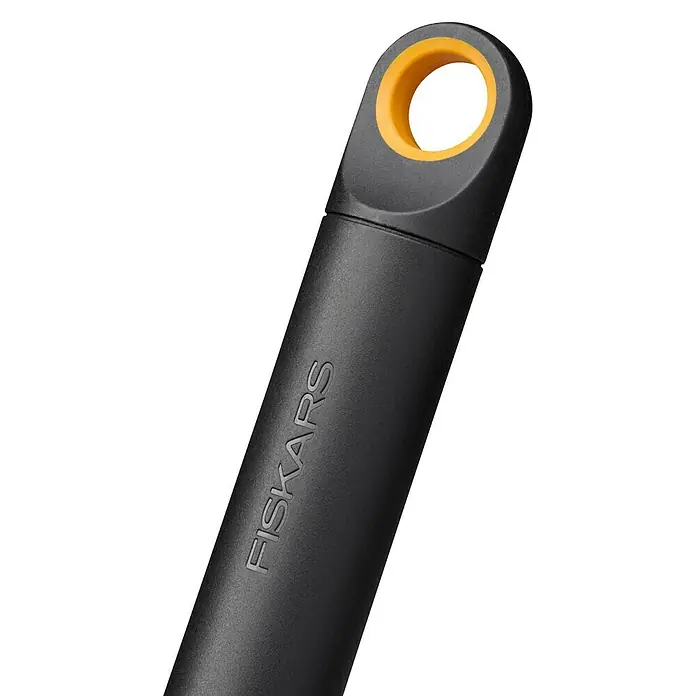 Fiskars Solid Kleinhacke - Arbeitsbreite: 7,4 cm, Blattform: Gerade, Anzahl Zinken: 3 - Nahaufnahme eines schwarzen Fiskars-Küchenutensils mit gelbem Detail am Griff und dem Fiskars-Logo.