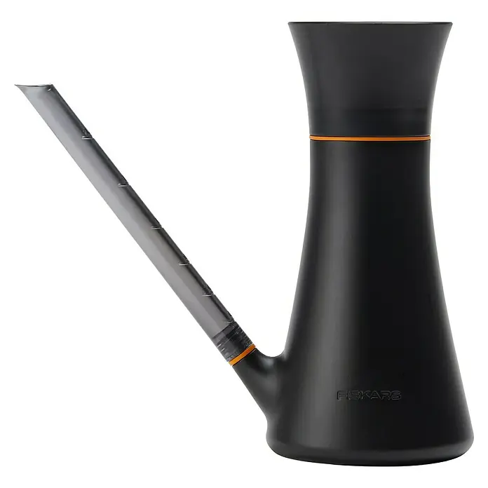 Fiskars Gießkanne - Schwarz, 1,2 l - Elegante schwarze Fiskars Gießkanne mit langem Auslauf und orangefarbenen Akzenten. Ideal für Zimmerpflanzen und den stilvollen Gießbedarf.
