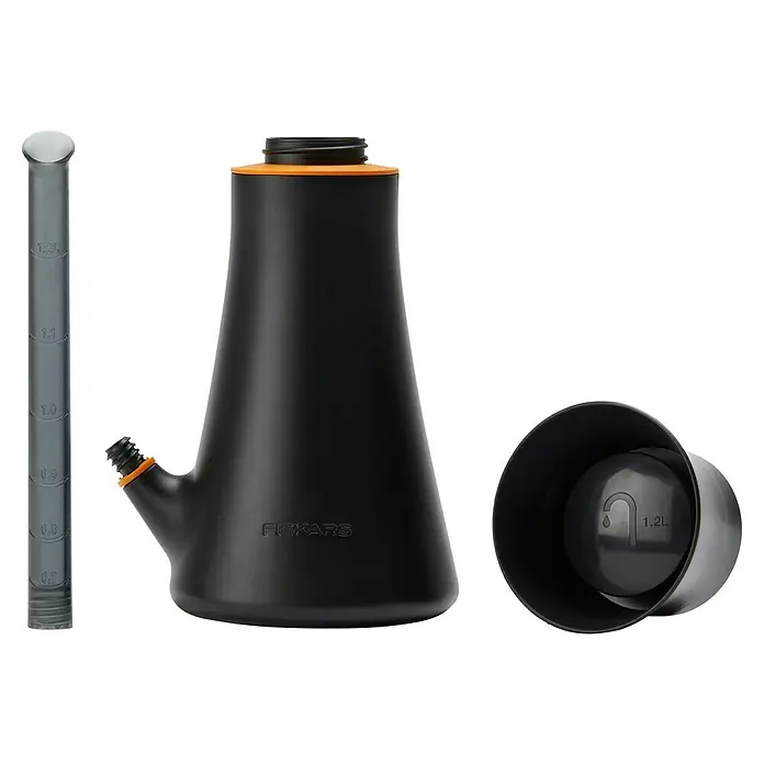 Fiskars Gießkanne - Schwarz, 1,2 l - Schwarze Fiskars Gießkanne mit Messbecher und abnehmbarem Aufsatz für präzises Gießen im Garten oder auf dem Balkon.