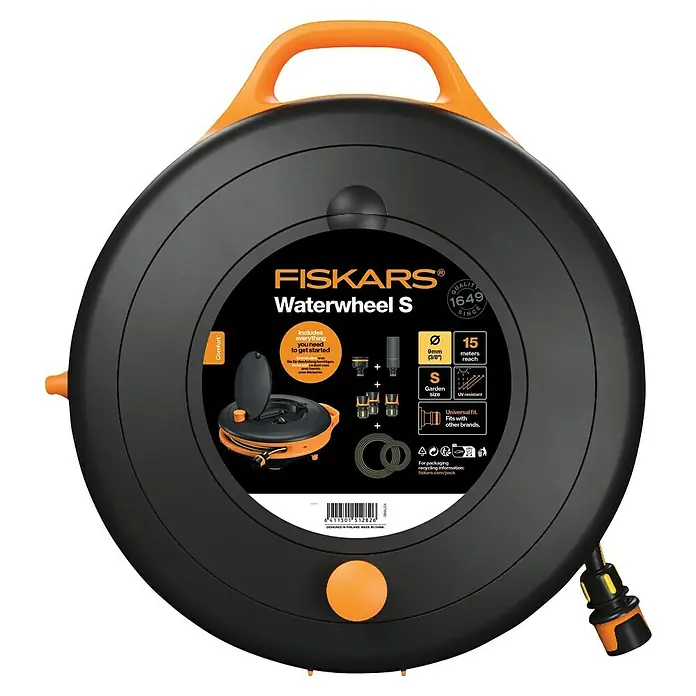 Fiskars Schlauchtrommel S Comfort - Schlauchlänge: 15 m - Schwarze Fiskars Waterwheel S Gartenschlauchbox mit orangefarbenen Akzenten und Tragegriff.
