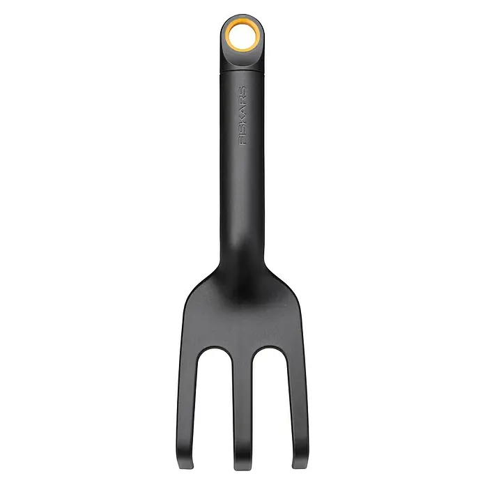 Fiskars Solid Handgabel - 27,4 cm - Nahaufnahme einer schwarzen Fiskars Handhacke mit drei Zinken und einem orangefarbenen Aufhängeloch.