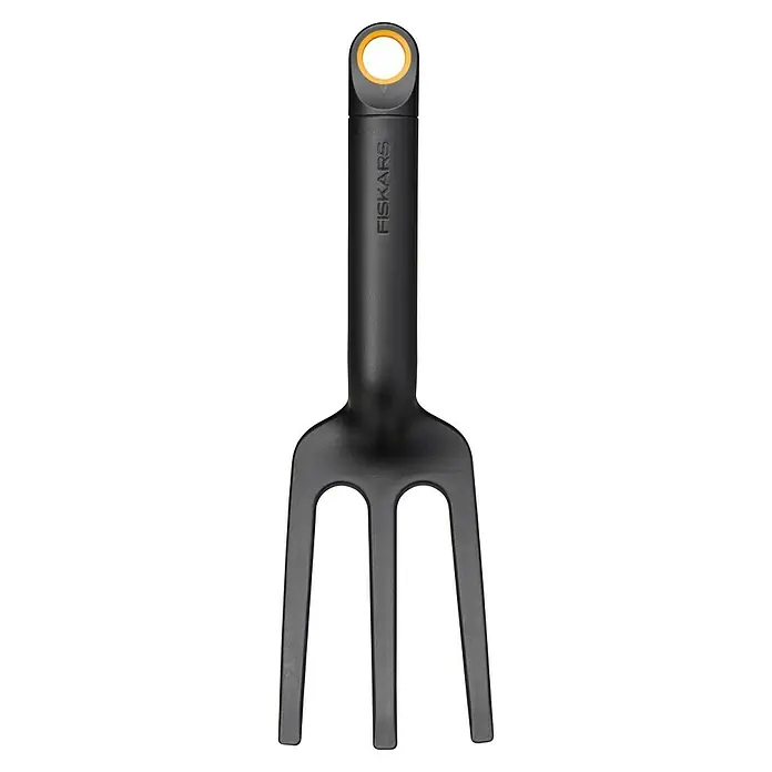 Fiskars Solid Hand-Kleinrechen - 27,7 cm - Nahaufnahme einer schwarzen Fiskars-Gartenhandgabel mit drei Zinken und einem orangefarbenen Detail am Griff für einfaches Aufhängen.