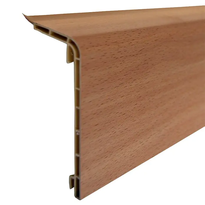 Döllken Abdeckleiste - 200 x 45 x 110 cm, Buche Hell - Detailaufnahme einer Sockelleiste in Holzoptik, die für den Innenausbau verwendet wird und eine saubere Kante zum Boden bildet.