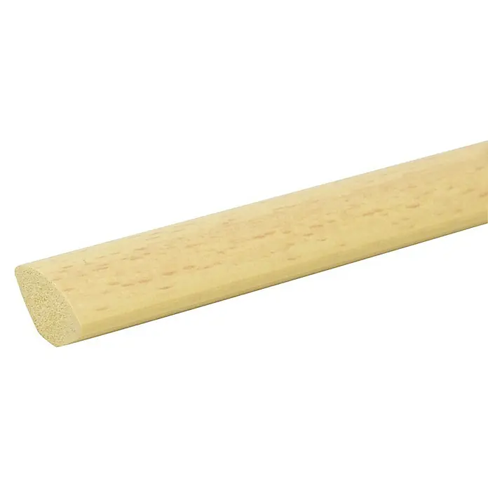 Döllken Viertelstab - 250 cm x 15 mm x 15 mm, Kunststoff, Buche - Nahaufnahme einer hellen, halbrunden Holzleiste, die sich ideal für Bastelprojekte oder als Zierelement eignet. Ihre glatte Oberfläche und natürliche Maserung sind erkennbar.