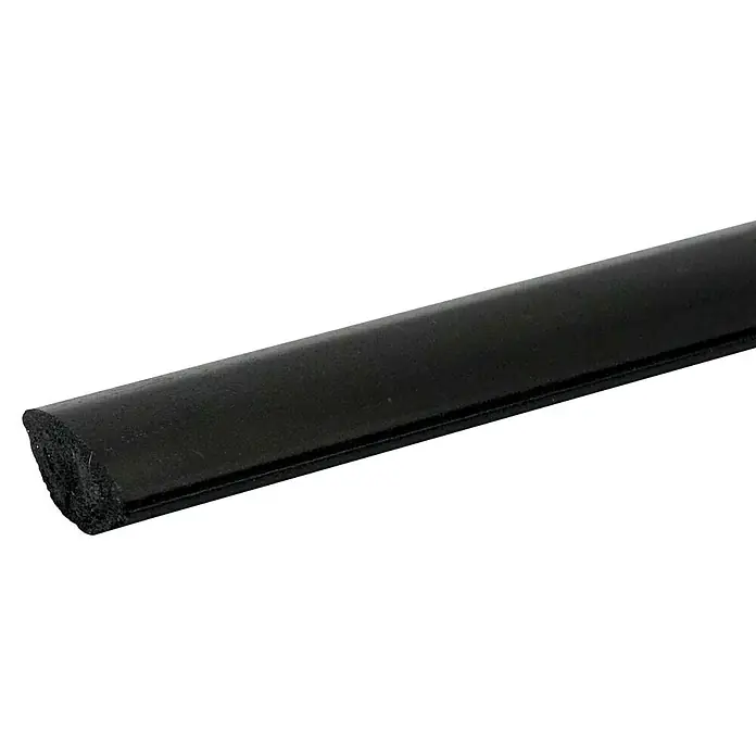 Döllken Viertelstab - 250 cm x 15 mm x 15 mm, Kunststoff, Schwarz - Nahaufnahme einer schwarzen Gummidichtung, die zur Abdichtung von Fenstern oder Türen verwendet wird, um Zugluft zu verhindern.