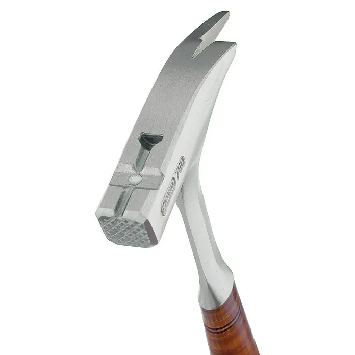 Picard Latthammer gerautGewicht Kopf: 950 g, Material Griff: Leder - Nahaufnahme eines Picard 790 Hammers mit Holzgriff, der für Bau- und Reparaturarbeiten konzipiert wurde.