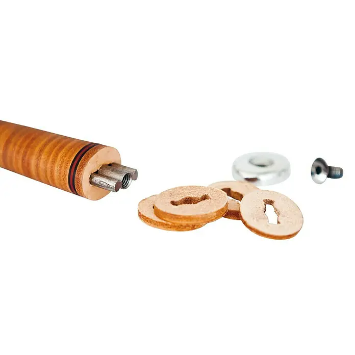 Picard Latthammer geraut - Gewicht Kopf: 950 g, Material Griff: Leder - Nahaufnahme eines Billardqueues mit Zubehör, inklusive Lederunterlegscheiben, einer Metallscheibe und einer Schraube, alles vor einem schwarzen Hintergrund.