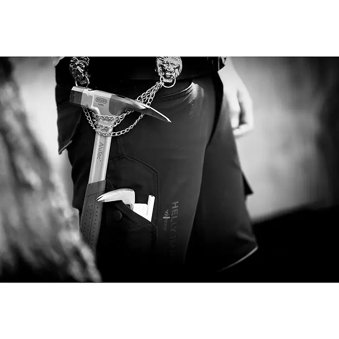 Picard Latthammer AluTec® - Gewicht Kopf: 750 g, Aluminium - Nahaufnahme eines Zimmermanns mit einem Picard Hammer im Holster, befestigt mit einer Kette am Gürtel.