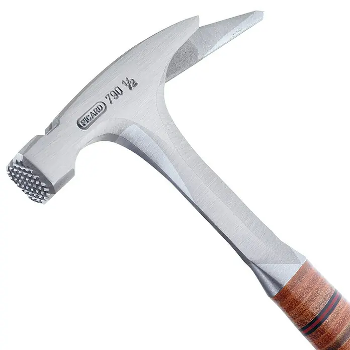 Picard Latthammer - Gewicht Kopf: 800 g, Material Griff: Leder - Nahaufnahme eines Picard 790 ½ Hammers mit Stiel. Ein robustes Werkzeug für Zimmerleute und Bauarbeiter.