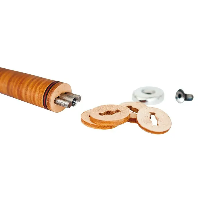 Picard LatthammerGewicht Kopf: 800 g, Material Griff: Leder - Nahaufnahme eines zerlegten Queues mit verschiedenen Teilen, darunter Lederunterlagen, einem Metallring und einer Schraube.