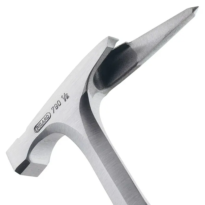Picard LatthammerGewicht Kopf: 800 g, Material Griff: Leder - Nahaufnahme eines PICARD 790 1/2 Schieferhammer, der für seine Präzision und Haltbarkeit bei Dachdeckerarbeiten bekannt ist.