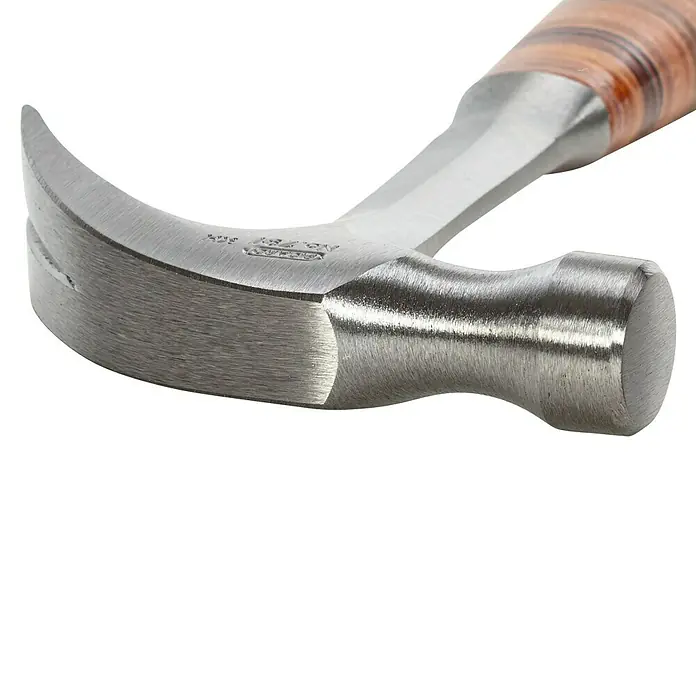 Picard KlauenhammerGewicht Kopf: 890 g, Spezialstahl - Nahaufnahme eines Hammers mit Stahlkopf und Holzgriff vor schwarzem Hintergrund.