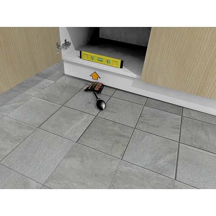 Montagekissen Winbag Mini - Traglast: 70 kg - Das Bild zeigt eine Luftpumpe auf einem gefliesten Boden vor einem Schrank mit einer Wasserwaage darauf.
