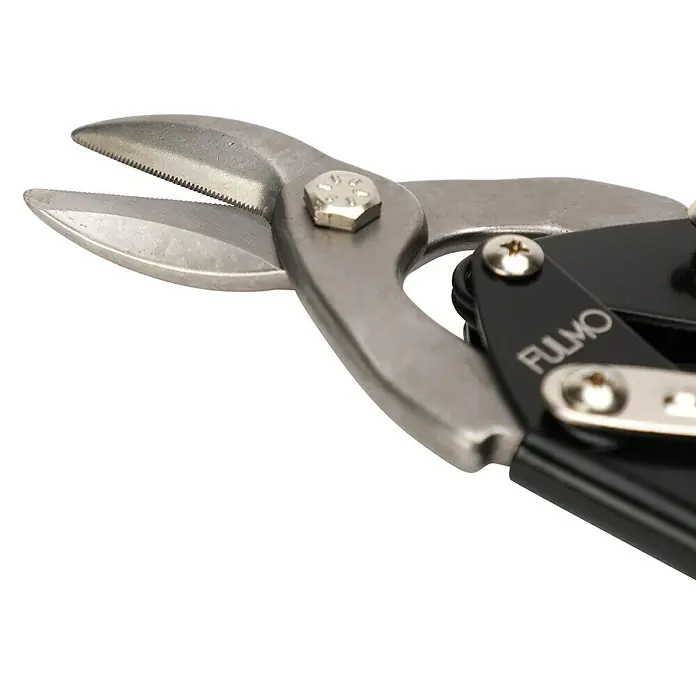 Fulmo Tijeras para chapa - Largo: 56 cm, Acero - Primer plano de unas tijeras para hojalata Fulmo con hojas dentadas y mangos negros sobre un fondo negro.