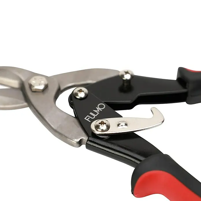 Fulmo Tijeras para chapa - Largo: 56 cm, Acero - Primer plano de unas tijeras para hojalata FULMO con cuchillas plateadas y mango negro y rojo. Herramienta de precisión.