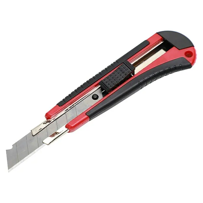 Fulmo Maletín de herramientas - 16 pzs. - Primer plano de un cúter rojo y negro con la hoja extendida, que muestra el mecanismo de deslizamiento.