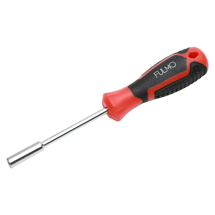Fulmo Maletín de herramientas - 16 pzs. - Imagen de un destornillador FULMO con porta tuercas magnético, ideal para tornillos. El mango es rojo, negro y tiene un diseño ergonómico.