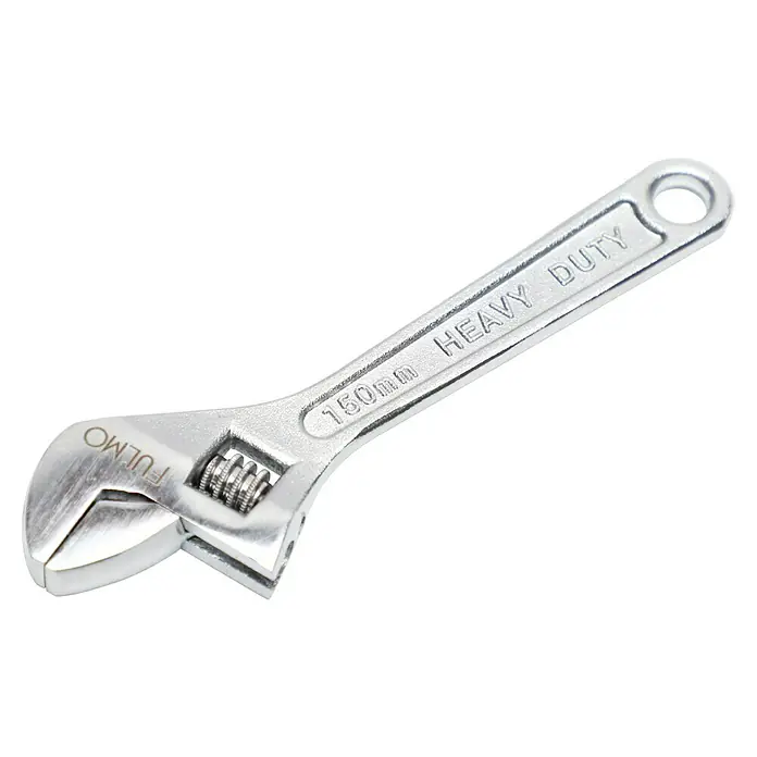 Fulmo Maletín de herramientas - 16 pzs. - Primer plano de una llave inglesa ajustable FULMO, 150 mm, Heavy Duty, sobre un fondo negro para aficionados al bricolaje y profesionales.