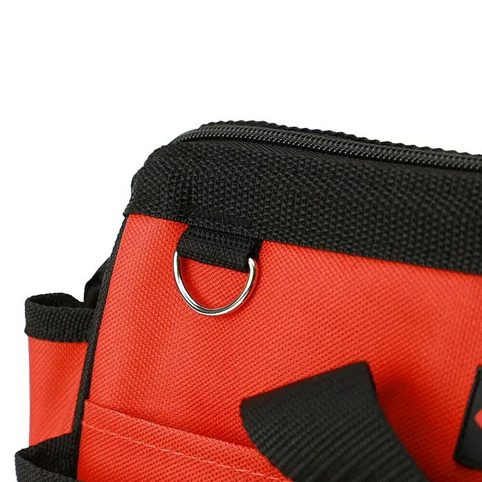 Fulmo Bolsa para herramientas - An x Pr x Al: 15 x 32 x 21 cm, Poliéster, 25 pzs. - Primer plano de una bolsa de herramientas roja con cremallera negra y anilla en forma de D de color plateado.