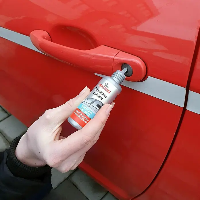 Nigrin Türschlossenteiser - 2 Stk. x 50 ml, -50 °C - Nigrin Türschloss-Enteiser wird in ein Autoschloss gesprüht, um es zu enteisen.