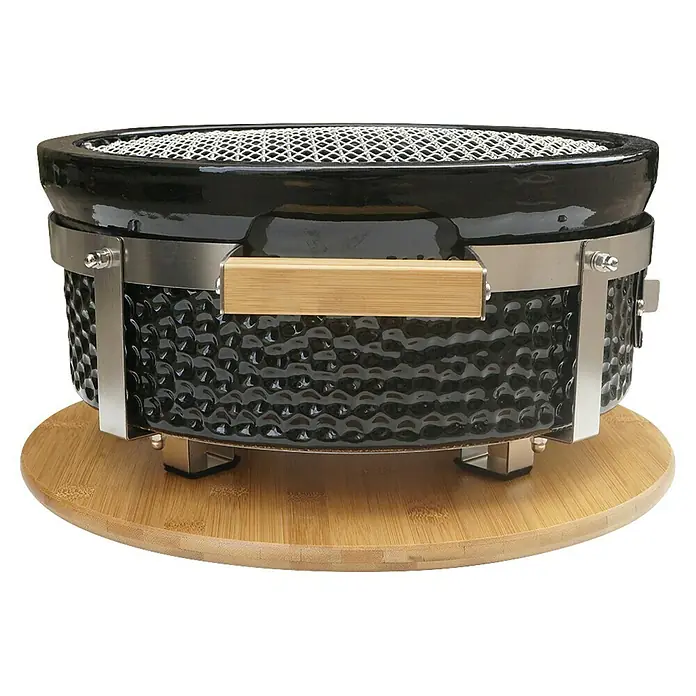 Kingstone Holzkohlegrill Kamado Tischgrill - Durchmesser Grillfläche: 29,5 cm, Schwarz - Nahaufnahme eines kleinen, schwarzen Keramikgrills mit Holzgriffen auf einer runden Holzbasis.
