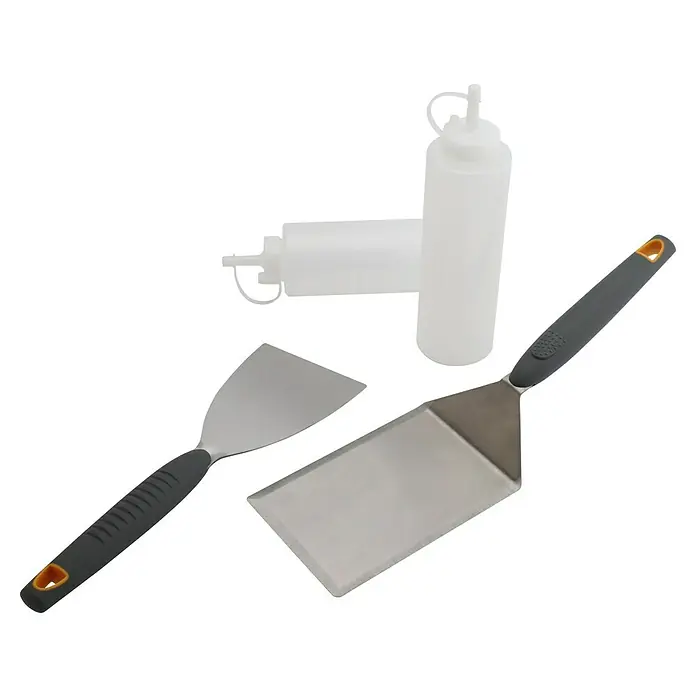Kingstone Grillbesteck Set Plancha - 4 -tlg. - Bild von zwei Spritzflaschen und zwei Grillwendern mit grauen Griffen. Perfekt für die nächste Grillparty!