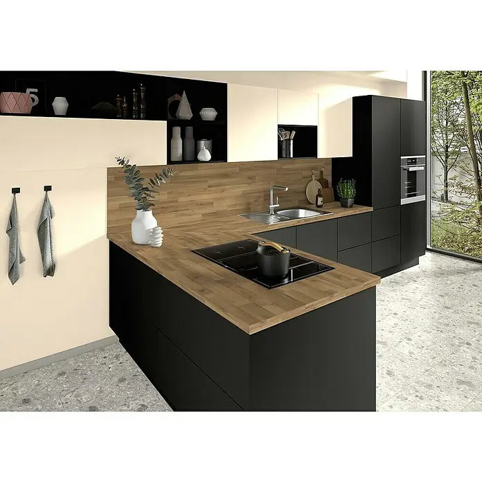 CUCINE Küchenarbeitsplatte nach Maß - Bergeiche, Stärke: 3,8 cm, Breite: 63,5 cm - Moderne Küche mit Kochinsel, Holz-Arbeitsplatte und schwarzen Schränken. Die Küche ist hell und geräumig mit stilvollen Details.