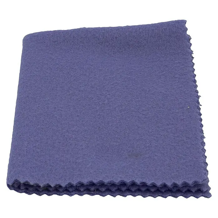 Nigrin Poliertuch - 38 x 28 cm - Nahaufnahme eines gefalteten, lila farbenen Mikrofaser-Reinigungstuchs mit gezackten Kanten auf schwarzem Hintergrund.