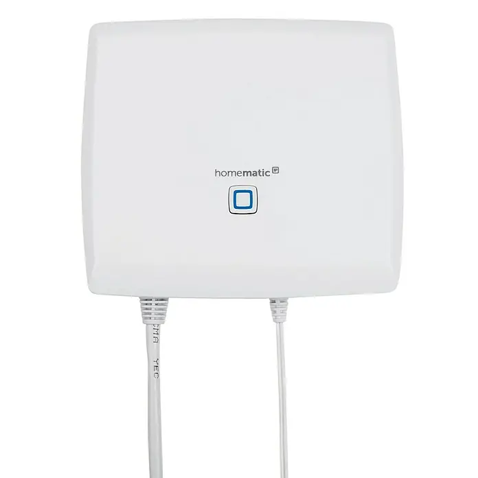 Homematic IP Centro de control CCU3 - Blanco, L x An x Al: 35 x 119 x 136 mm - Primer plano de una centralita Homematic IP Smart Home conectada a corriente, que ofrece una solución de control inteligente del hogar.