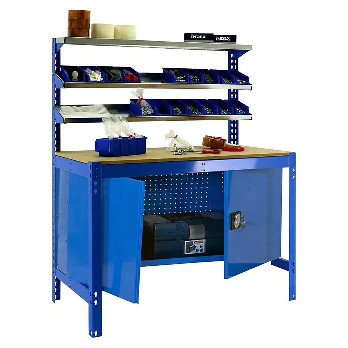 Simonrack Simonwork Werkbank BT1 Cabinet 900 - L x B: 61 x 91 cm, Arbeitshöhe: 84,2 cm, Belastbarkeit: 75 kg, Blau - Werkbank mit blauen Metallrahmen, Regalen und Stauraum unter der Arbeitsfläche. Verschiedene Werkzeuge und Zubehör sind ordentlich verstaut.
