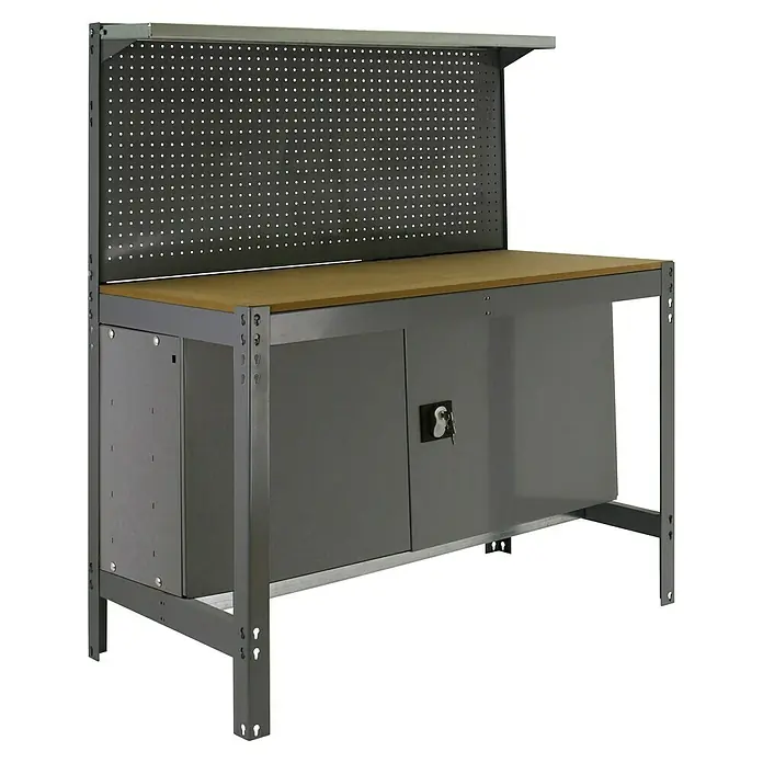 Simonrack Simonwork Werkbank BT-3 Cabinet 1200 - L x B: 61 x 121 cm, Arbeitshöhe: 144,5 cm, Belastbarkeit: 750 kg, Grau - Ein grauer Werkstatttisch mit einer Holzplatte und einem Schrank darunter. Der Tisch hat auch eine Lochplatte an der Rückseite.