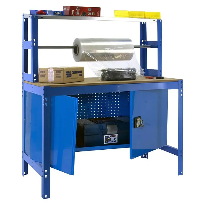 Simonrack Simonwork Werkbank BT4 Cabinet 900 - L x B: 76 x 91 cm, Arbeitshöhe: 144,5 cm, Belastbarkeit: 475 kg, Blau - Bild eines blauen Werkstatttisches mit Werkzeug, Folie und Regalen. Der Tisch ist robust und bietet viel Stauraum für Werkzeuge.