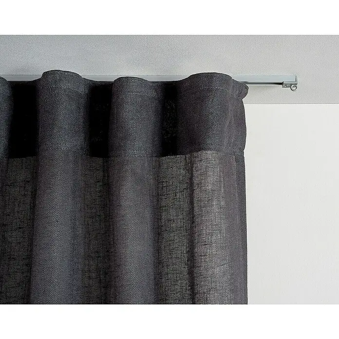 Guía de carril para cortina ligera - 200 x 0,8 x 0,8 cm, Aluminio, Blanco - Primer plano de una cortina gris con parte superior ondulada, colgada de un riel plateado, con pared blanca al fondo.