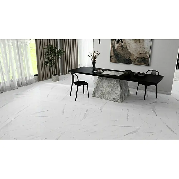 Feinsteinzeugfliese Marmi Statuario - 60 x 120 cm, Weiß, Glänzend - Bild eines modernen Esszimmers mit weißen Marmorfliesen, einem dunklen Holztisch und minimalistischen schwarzen Stühlen.