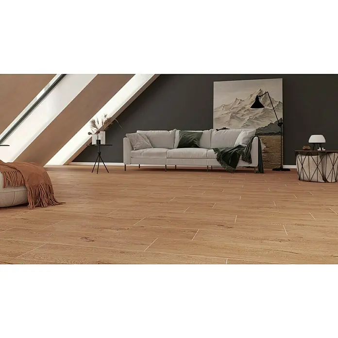 Atlas Concorde Solution Fable Feinsteinzeugfliese Honey - 22,5 x 90 cm, Braun, Matt - Einladender Raum mit Holzbodenfliesen, die Wärme und Eleganz ausstrahlen. Das perfekte Ambiente für ein stilvolles Zuhause.
