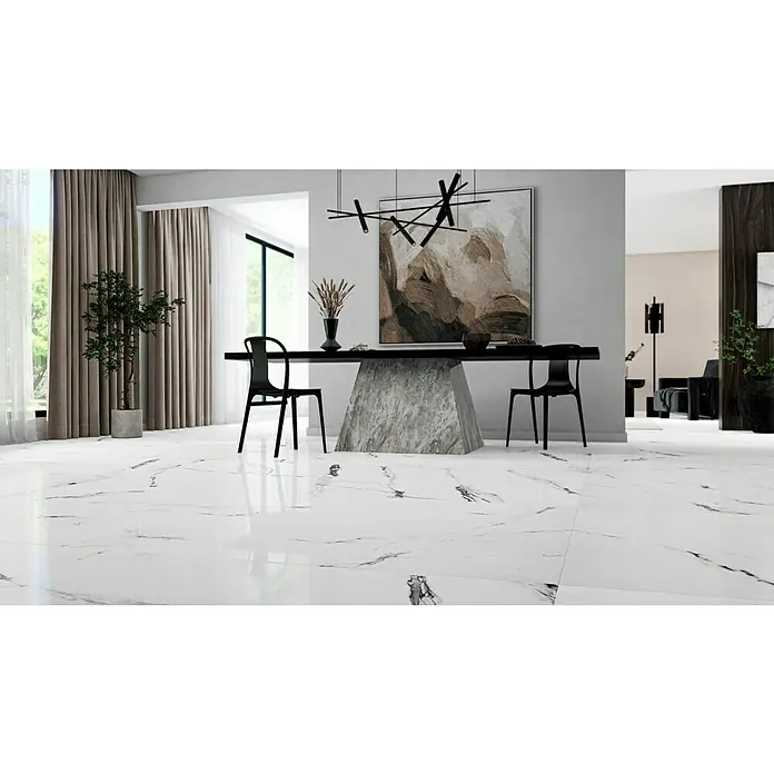 Feinsteinzeugfliese Marmi Statuario120 x 240 cm, Weiß, Glänzend - Ein Esszimmer mit einem auffälligen Esstisch, der auf einem Marmorsockel steht und von Marmorfliesen umgeben ist.