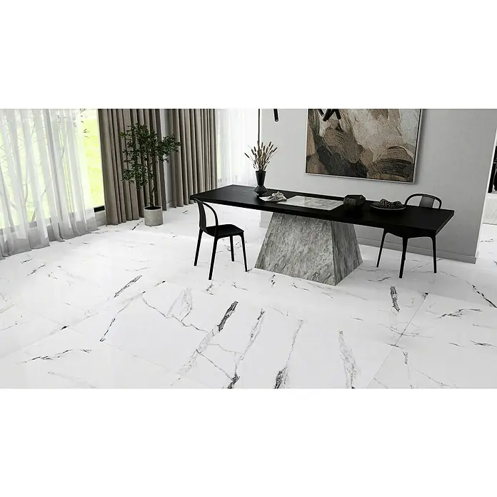 Feinsteinzeugfliese Marmi Statuario120 x 240 cm, Weiß, Glänzend - Ein geräumiges Esszimmer mit weißen Marmorfliesen, einem Esstisch mit Marmorsockel und stilvollen schwarzen Stühlen.