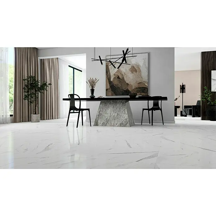 Feinsteinzeugfliese Marmi Statuario - 60 x 120 cm, Weiß, Glänzend - Ein stilvolles Interieur mit glänzendem Marmorboden, einem Esstisch mit Marmorbasis und einer modernen Pendelleuchte, die ein elegantes Ambiente schafft.
