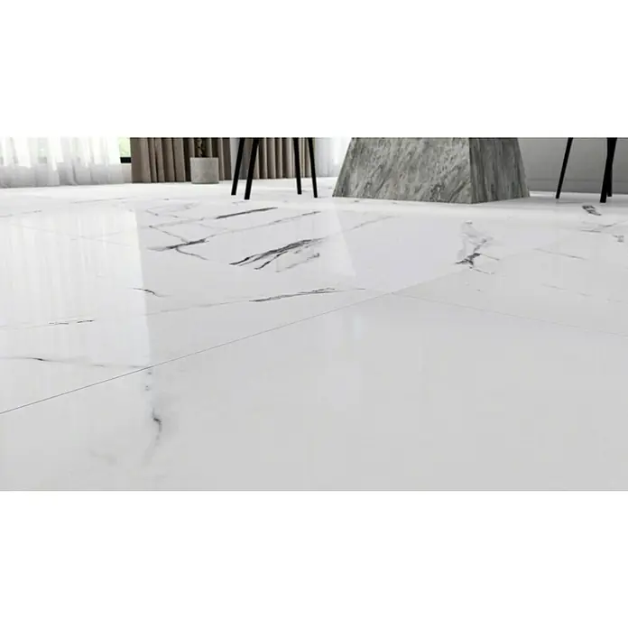 Feinsteinzeugfliese Marmi Statuario120 x 240 cm, Weiß, Glänzend - Detailaufnahme eines weißen Marmorfliesenbodens, der die Eleganz und moderne Ästhetik des Materials hervorhebt.