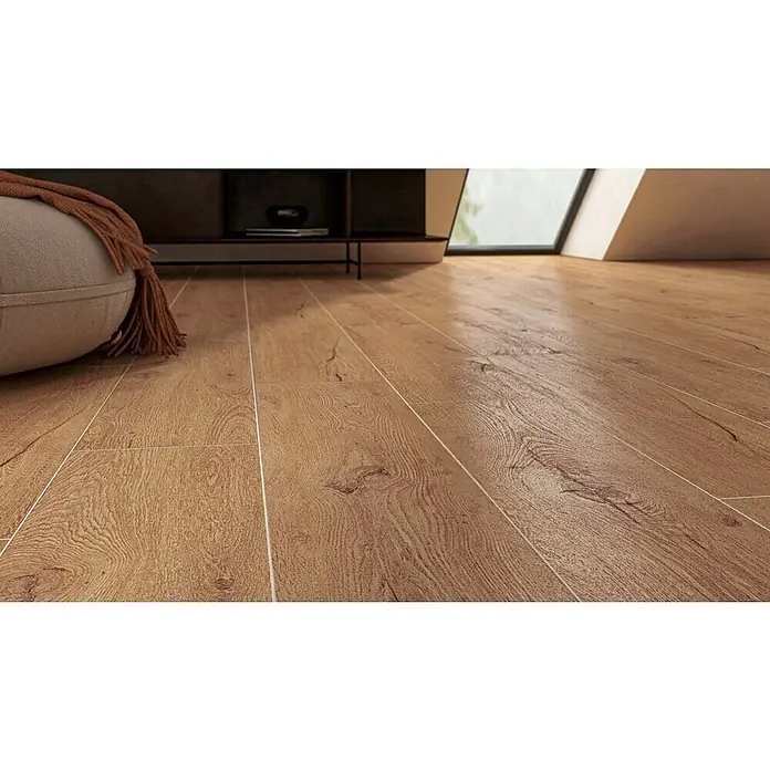 Atlas Concorde Solution Fable Feinsteinzeugfliese Honey - 22,5 x 90 cm, Braun, Matt - Nahaufnahme eines Holzfußbodens mit natürlicher Maserung und einem Hocker mit Quaste. Die warme Farbpalette erzeugt eine gemütliche Atmosphäre.
